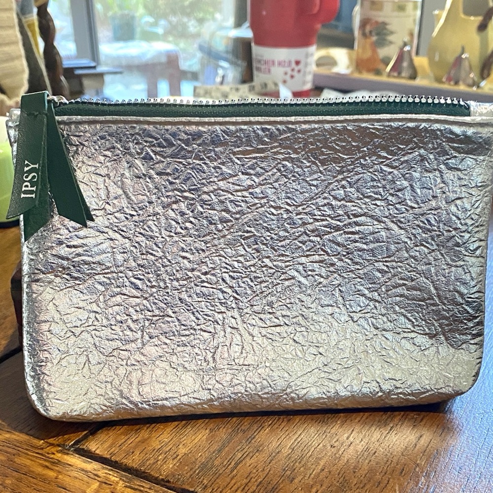 Silver Crinkle IPSY Cosmetic Bag. NWOT. Green Zipper Pull W/IPSY In Silver. EC